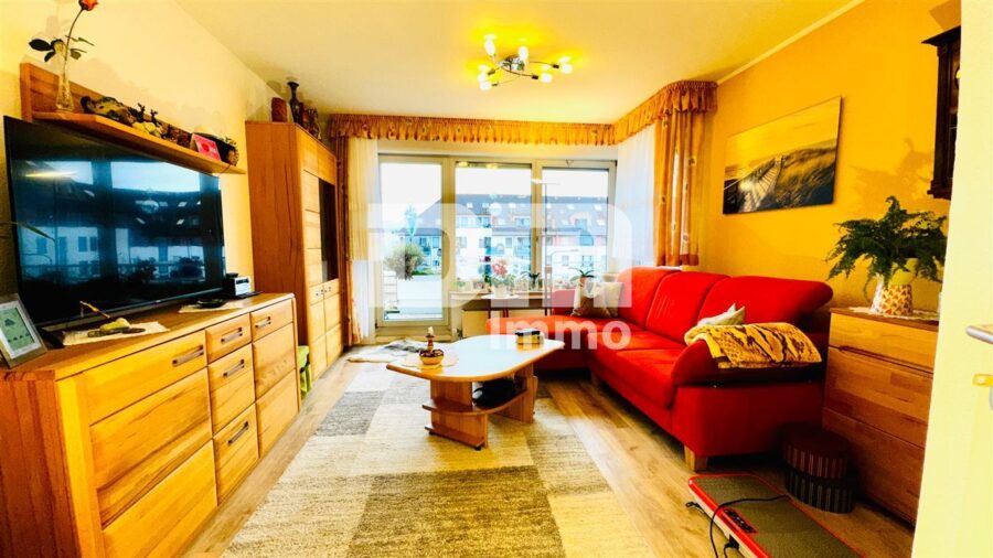 Schöne Eigentumswohnung in gefragter Wohnlage mit Balkon / Tiefgarage und Parkanlage - Wohn / Esszimmer / Zugang Balkon